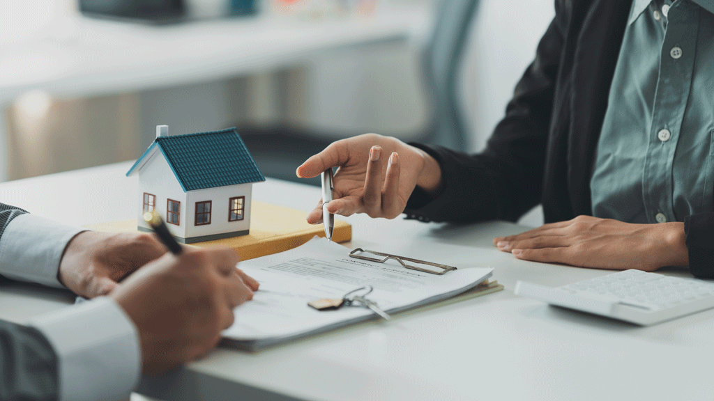 Réunion de copropriétaires discutant du budget PPT autour d'une table